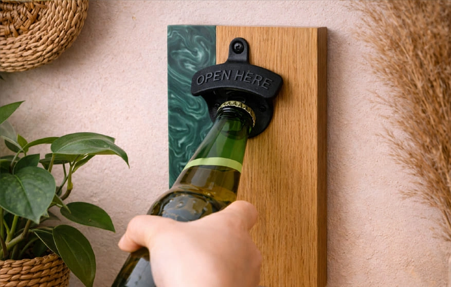 décapsuleur mural bois résine vert volutes